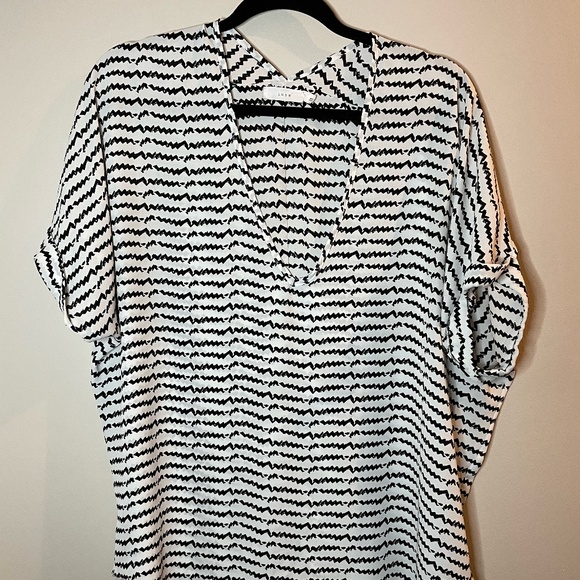 Lush Tops - Nordstrom - Lush - Black and White Zig Zag Pattern - V Neck - Large - Sheer
